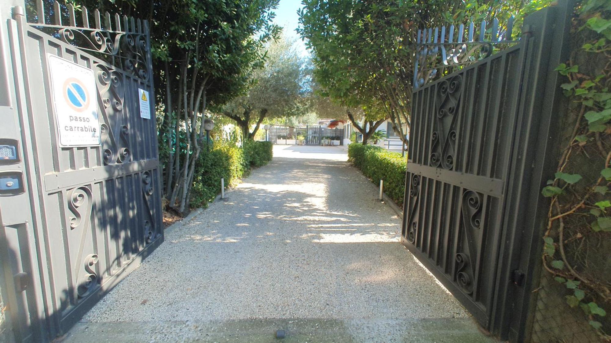 Lilli Urban Garden - Private Garden And Reserved Free Parking In Detached House Surrounded By The Greenery Of Roma