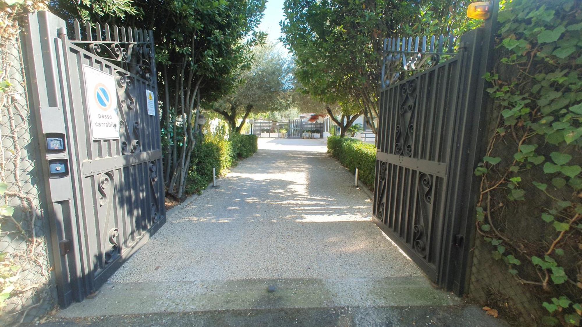 Lilli Urban Garden - Private Garden And Reserved Free Parking In Detached House Surrounded By The Greenery Of Roma