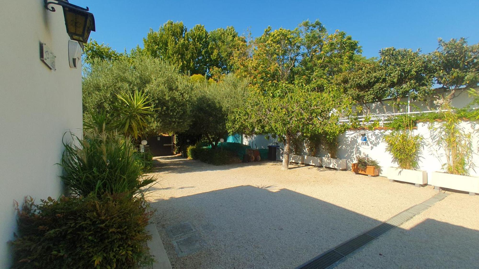 Apartamento Lilli Urban Garden - Private Garden And Reserved Free Parking In Detached House Surrounded By The Greenery Of *