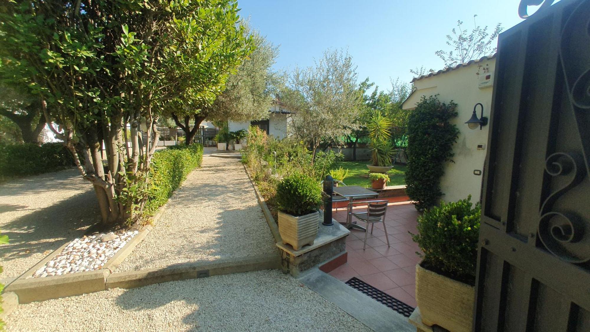Lilli Urban Garden - Private Garden And Reserved Free Parking In Detached House Surrounded By The Greenery Of Apartamento Roma
