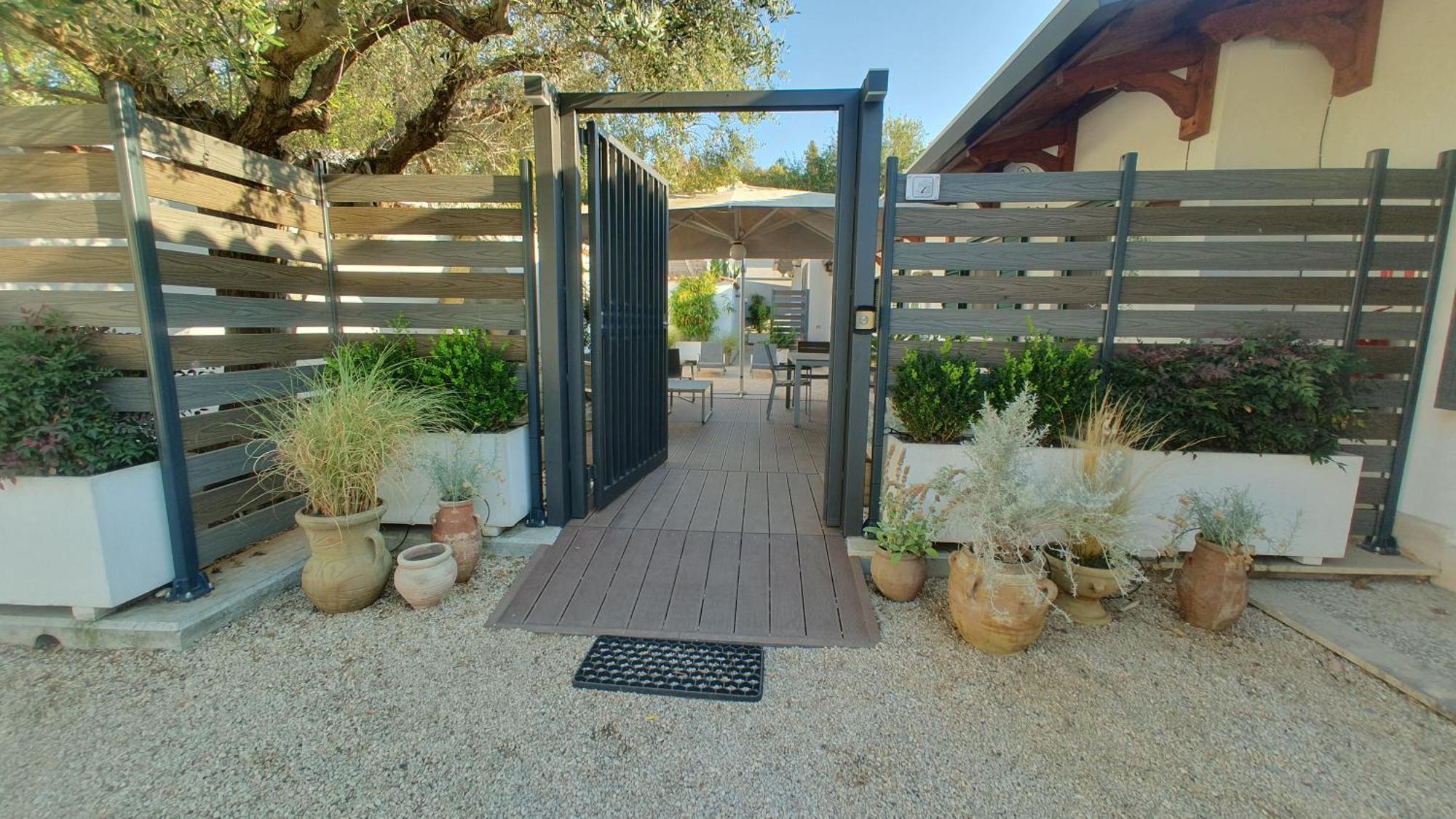Lilli Urban Garden - Private Garden And Reserved Free Parking In Detached House Surrounded By The Greenery Of Appartamento
