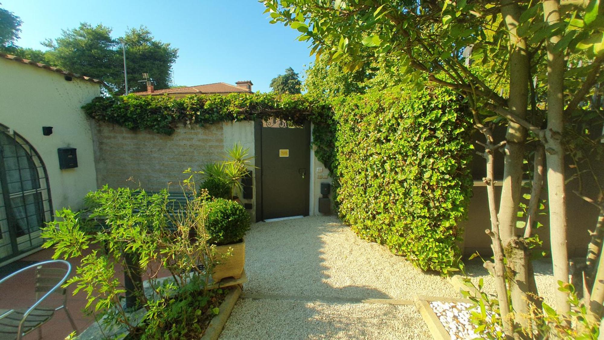Lilli Urban Garden - Private Garden And Reserved Free Parking In Detached House Surrounded By The Greenery Of Appartamento *