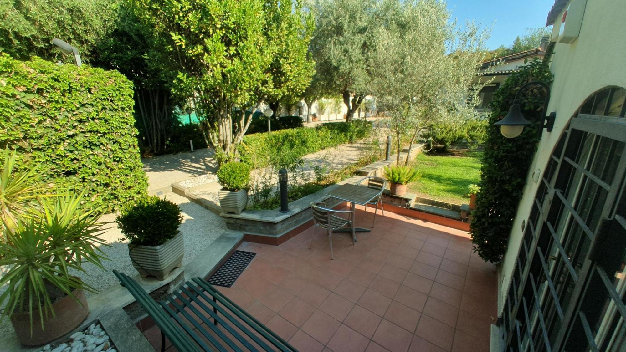 Lilli Urban Garden - Private Garden And Reserved Free Parking In Detached House Surrounded By The Greenery Of Appartamento *