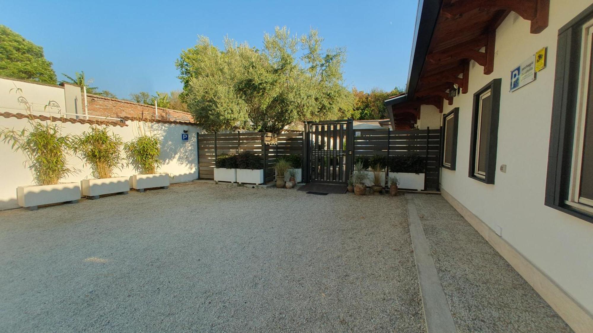 Apartamento Lilli Urban Garden - Private Garden And Reserved Free Parking In Detached House Surrounded By The Greenery Of Roma