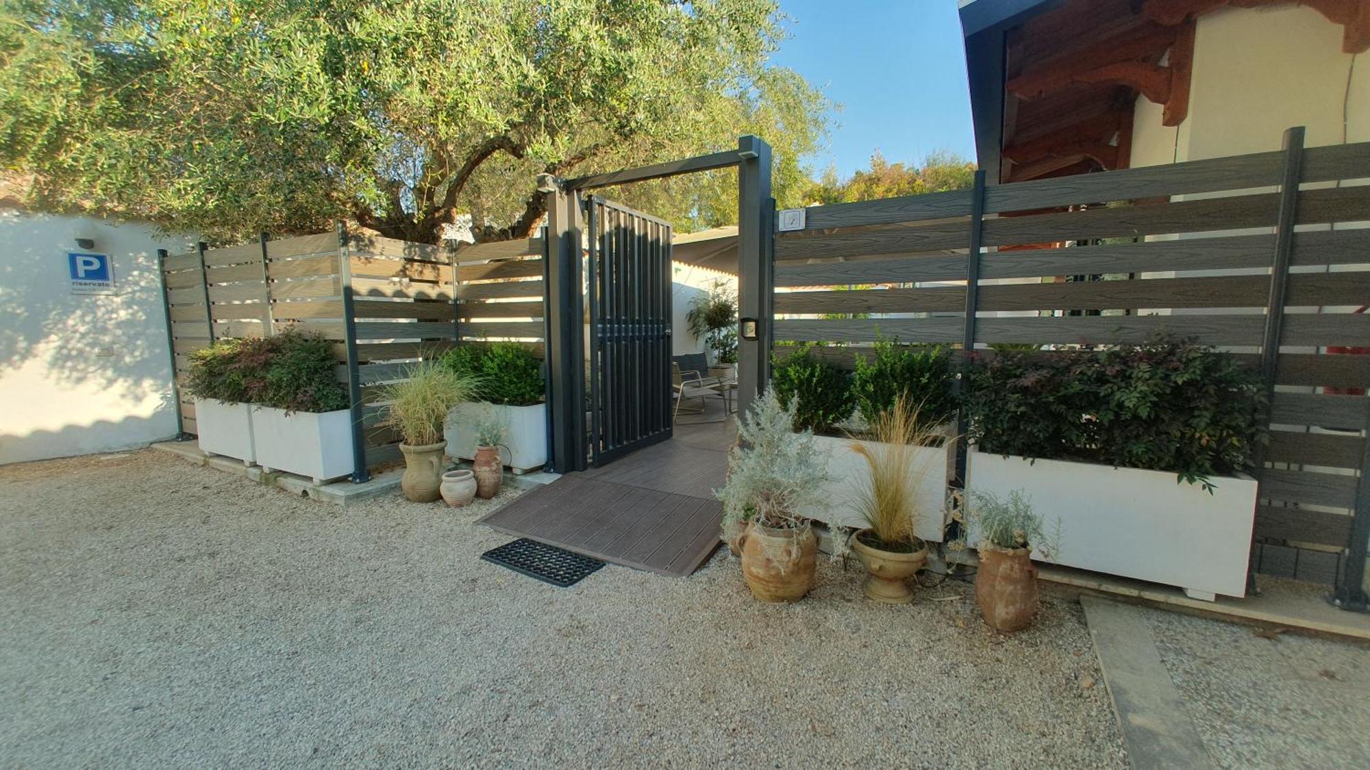 Lilli Urban Garden - Private Garden And Reserved Free Parking In Detached House Surrounded By The Greenery Of Appartamento