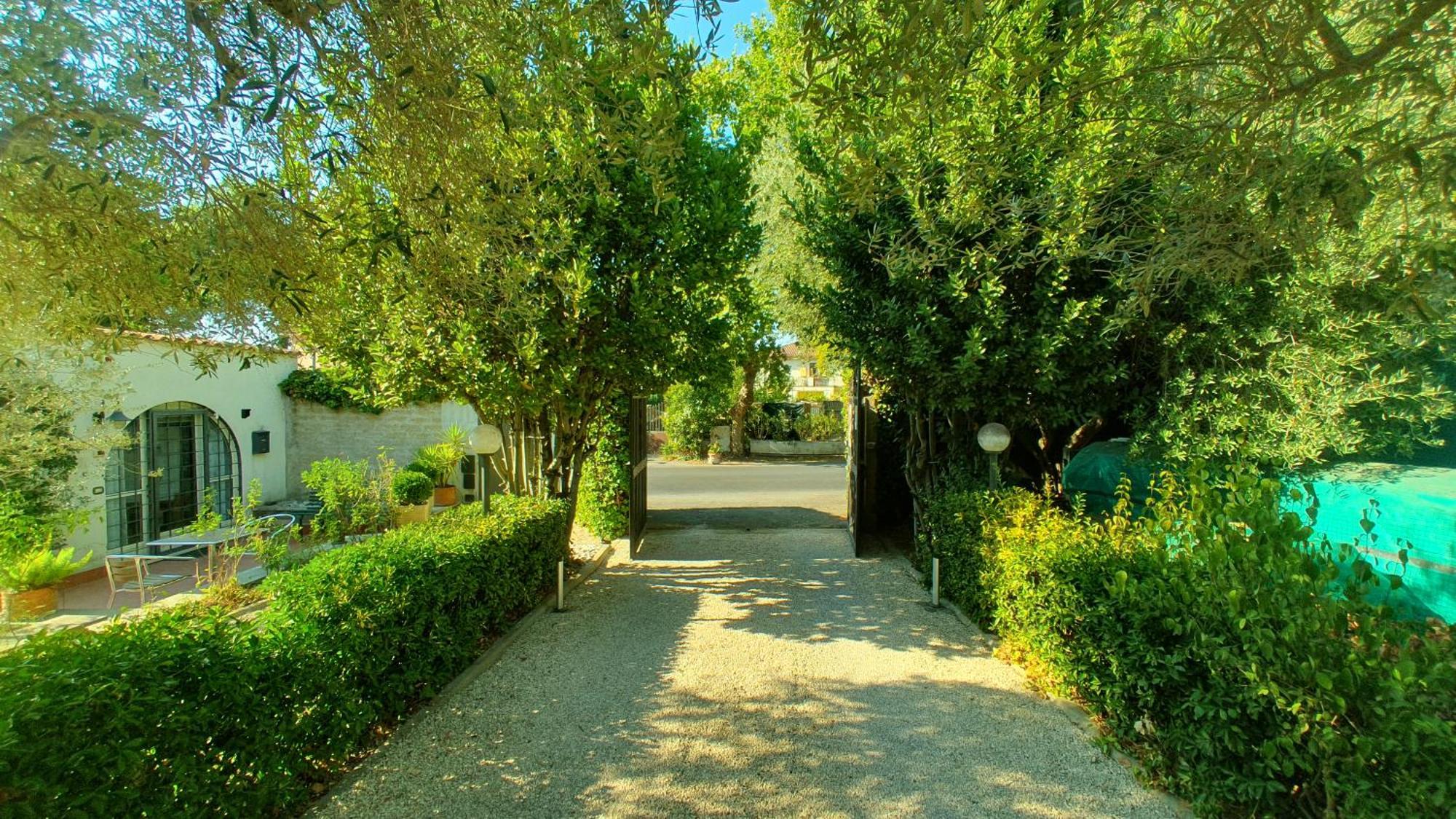 Lilli Urban Garden - Private Garden And Reserved Free Parking In Detached House Surrounded By The Greenery Of Roma