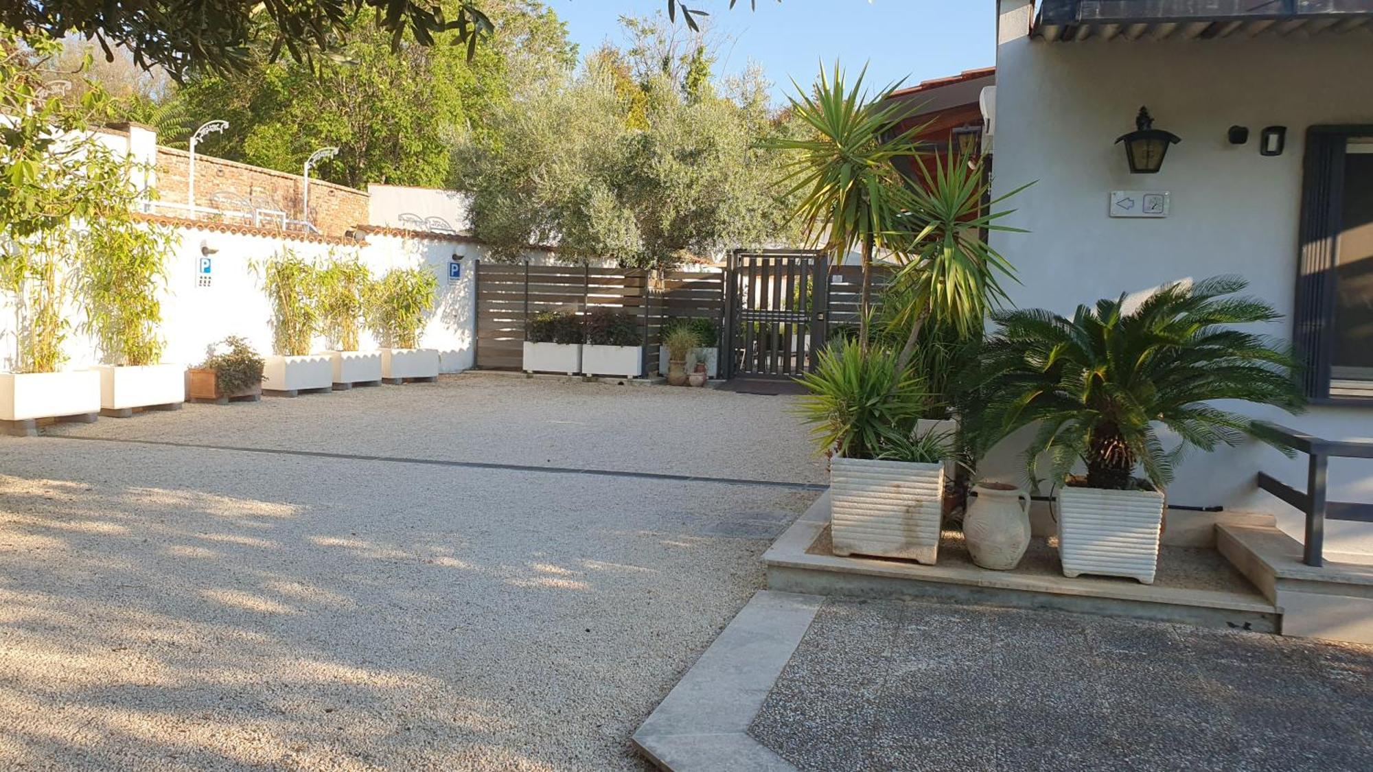 Appartamento Lilli Urban Garden - Private Garden And Reserved Free Parking In Detached House Surrounded By The Greenery Of Roma