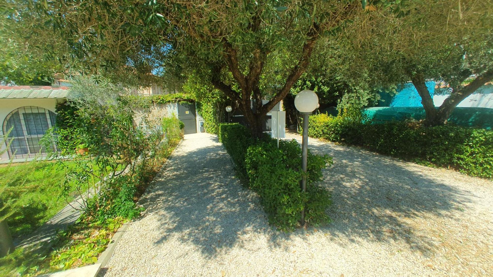 Appartamento Lilli Urban Garden - Private Garden And Reserved Free Parking In Detached House Surrounded By The Greenery Of Roma