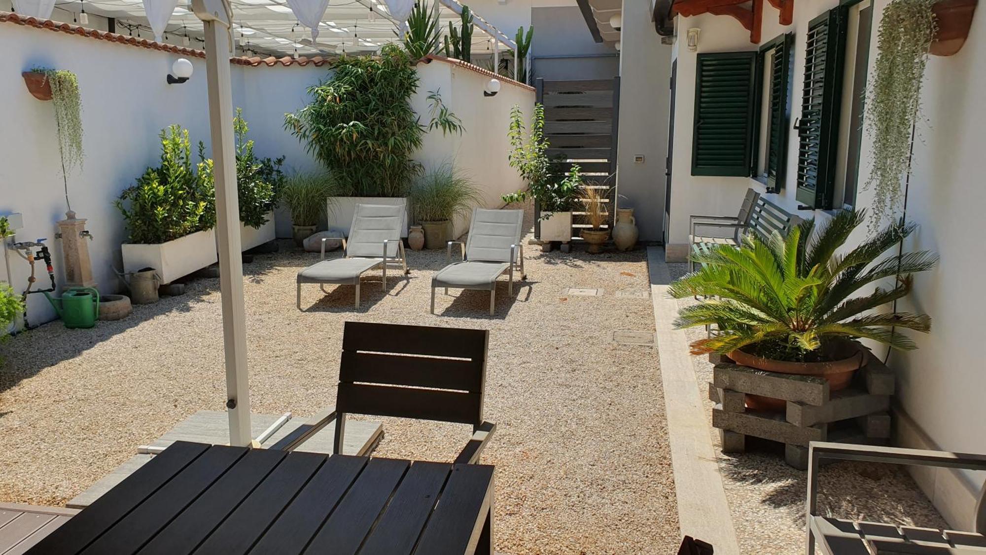 Appartamento Lilli Urban Garden - Private Garden And Reserved Free Parking In Detached House Surrounded By The Greenery Of